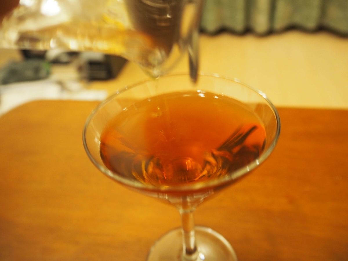 カクテルグラスに注がれるマンハッタン
