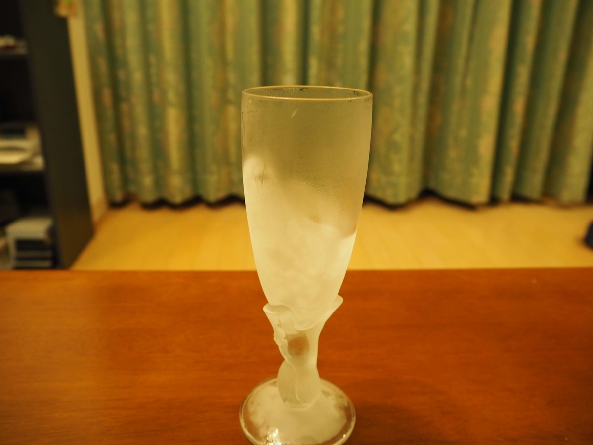 大きめの氷を入れたグラス