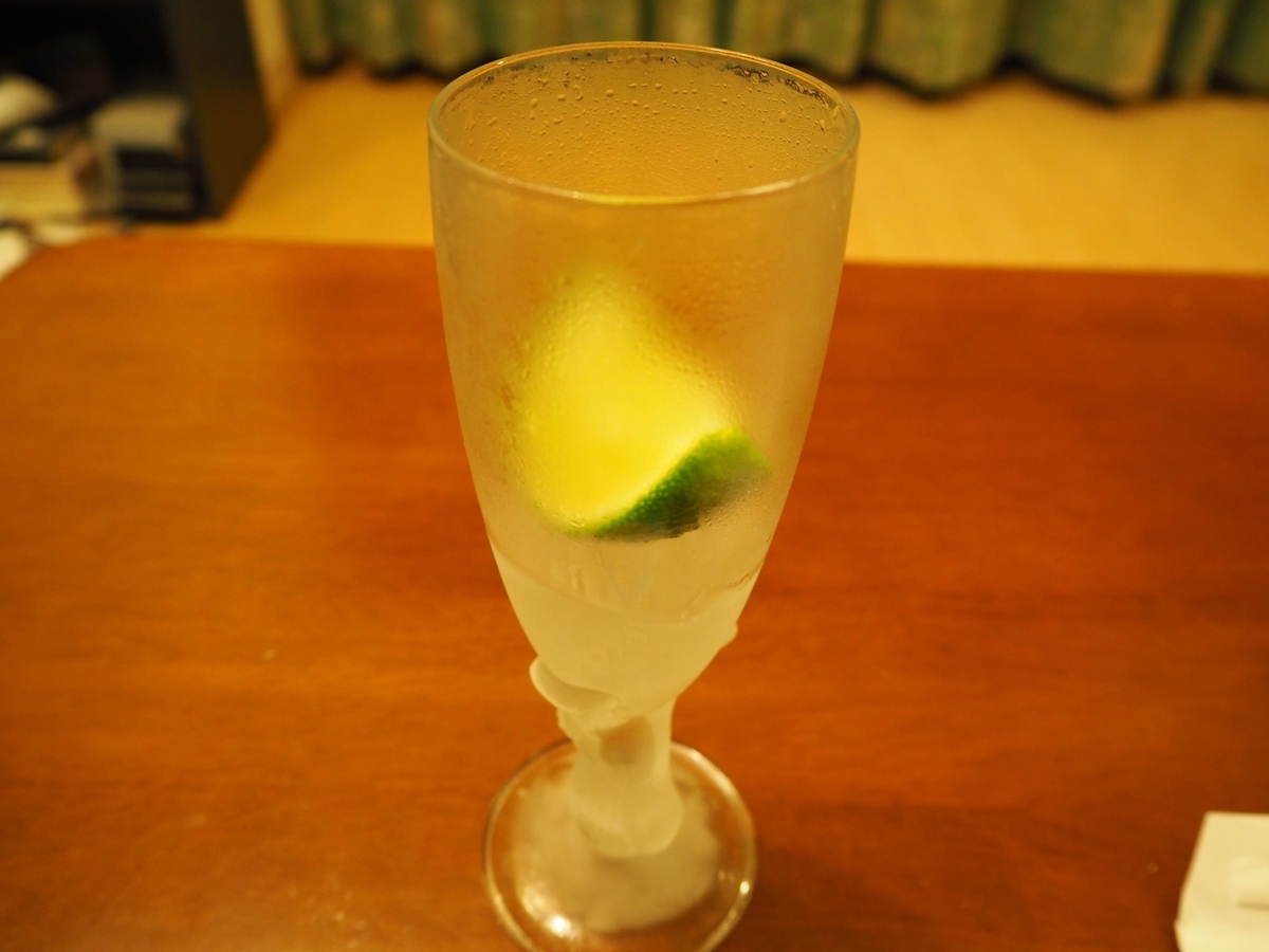 ライムを入れたグラス