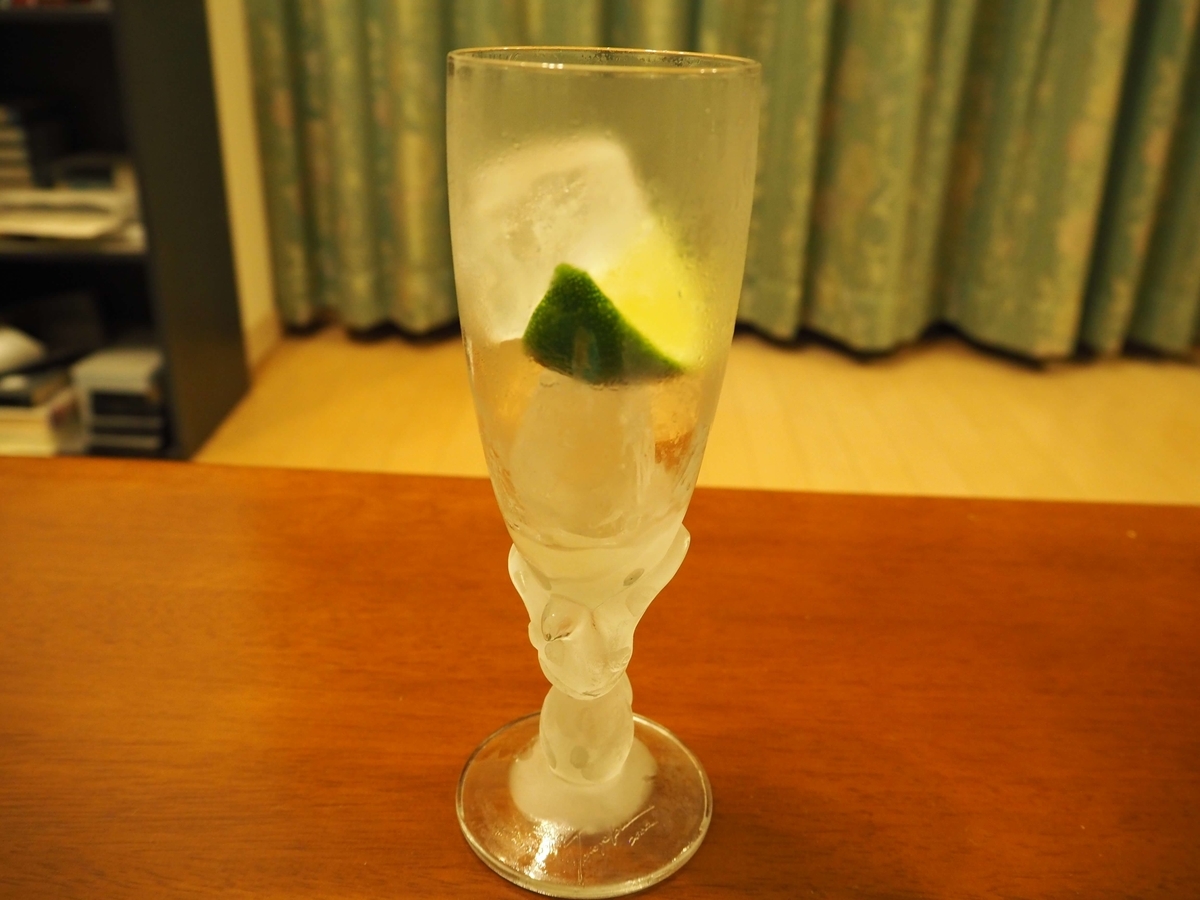 もう一つ大きめの氷を入れたグラス