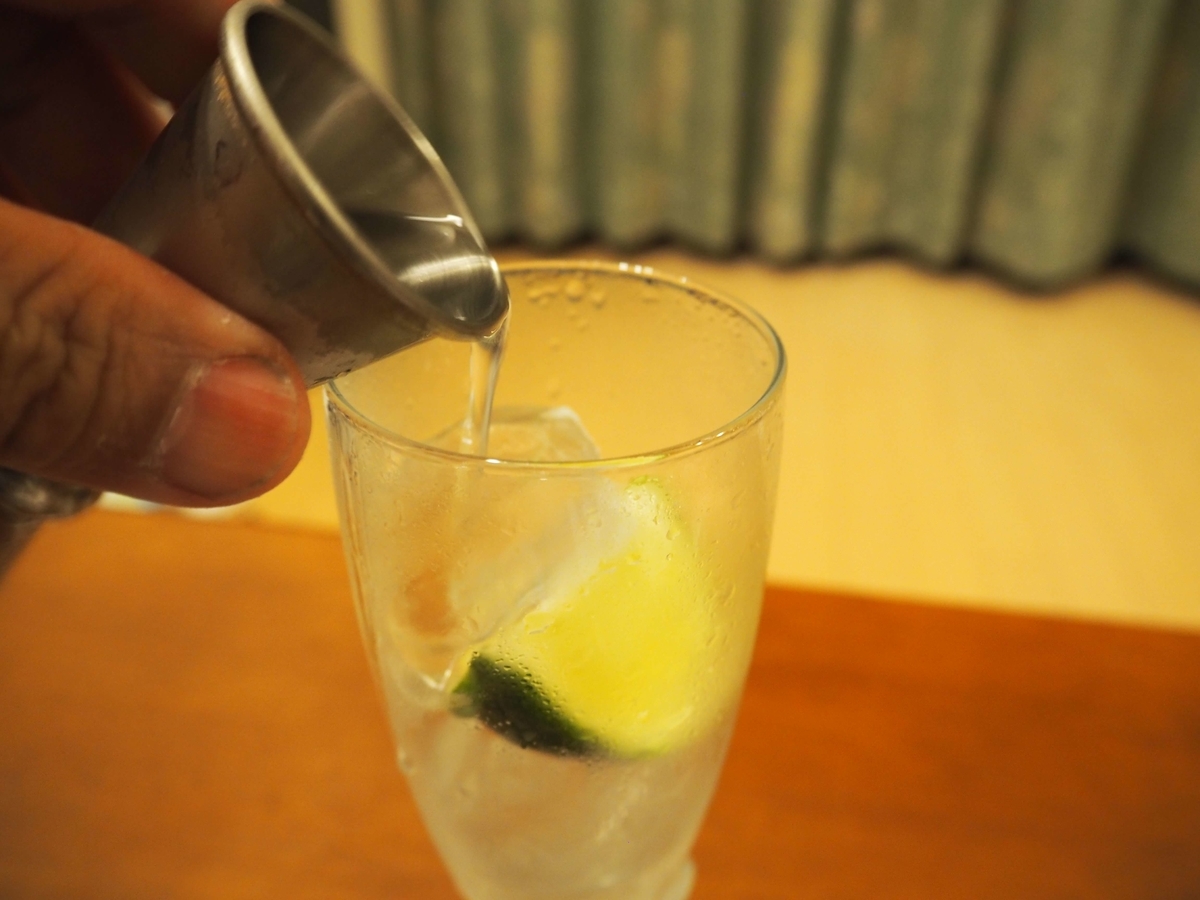 グラスに注がれる45ｍｌのドライジン