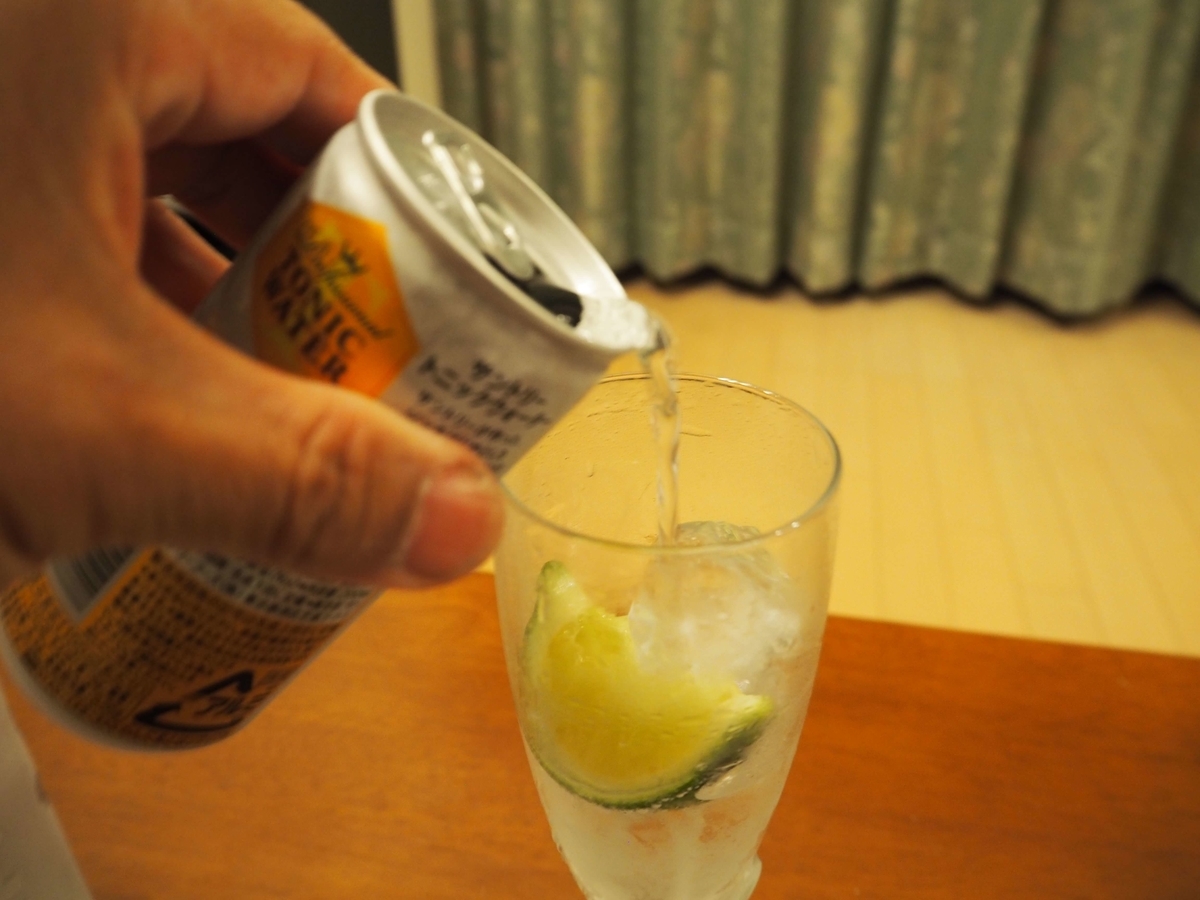 グラスに注がれるトニックウォーター