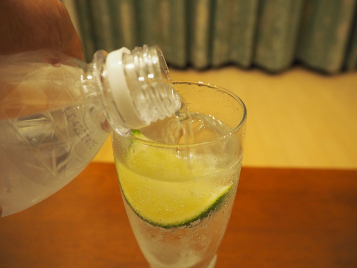 グラスに注がれるプレーンな炭酸水