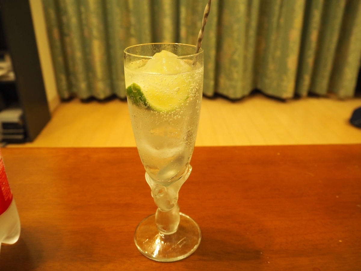 軽くかき混ぜられるジントニック