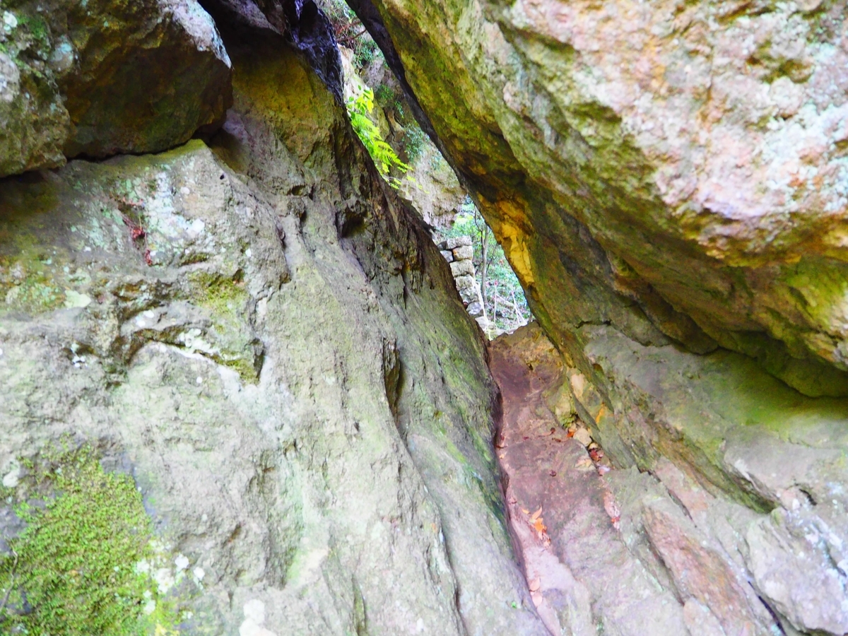 岩と岩の間の45㎝の隙間