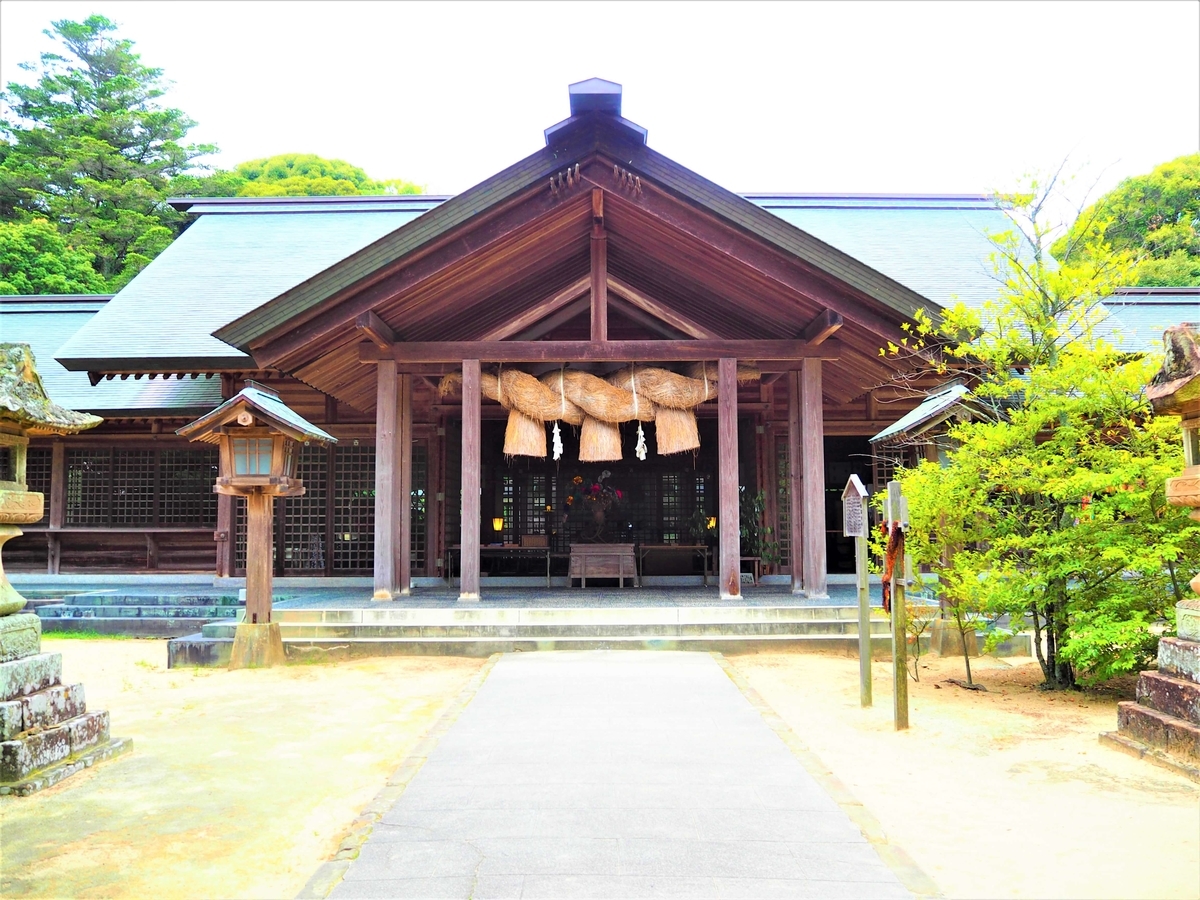 拝殿と出雲流の注連縄