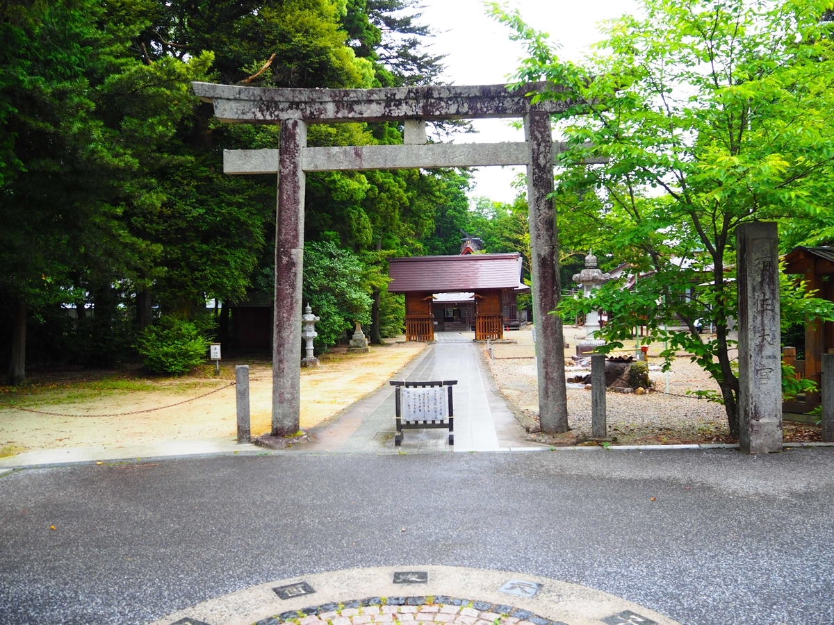 見るからに神秘的雰囲気を漂わす大鳥居