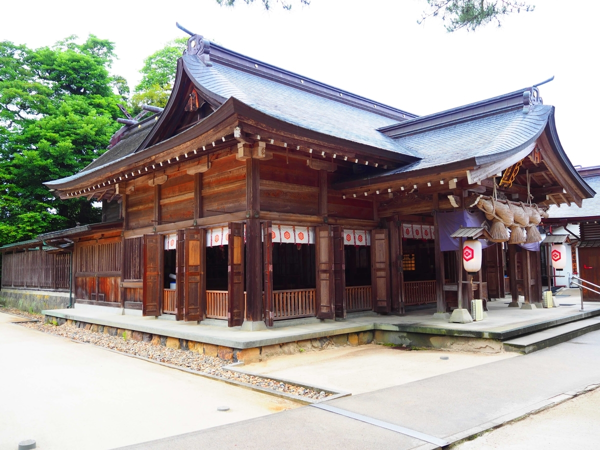 斜め前から見た拝殿