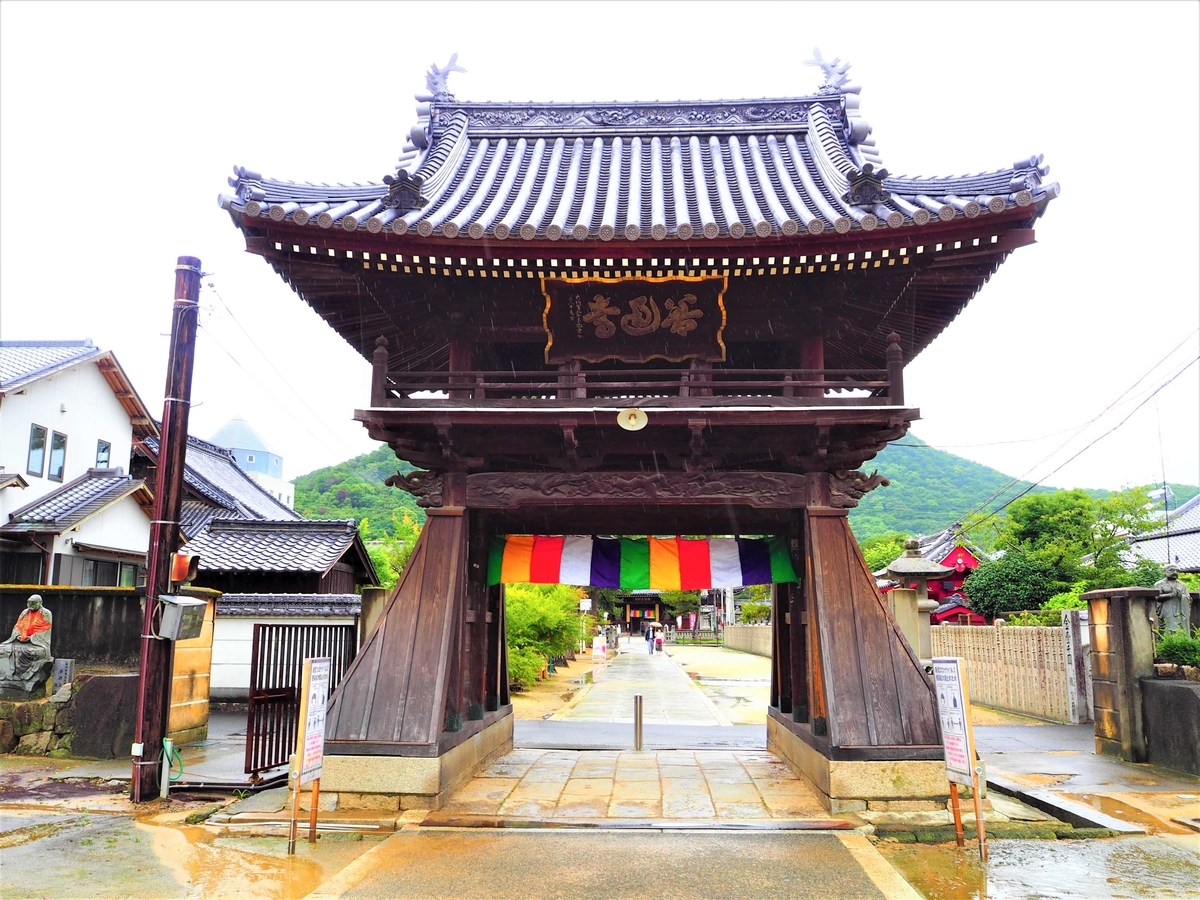 東院の西側に面した中門