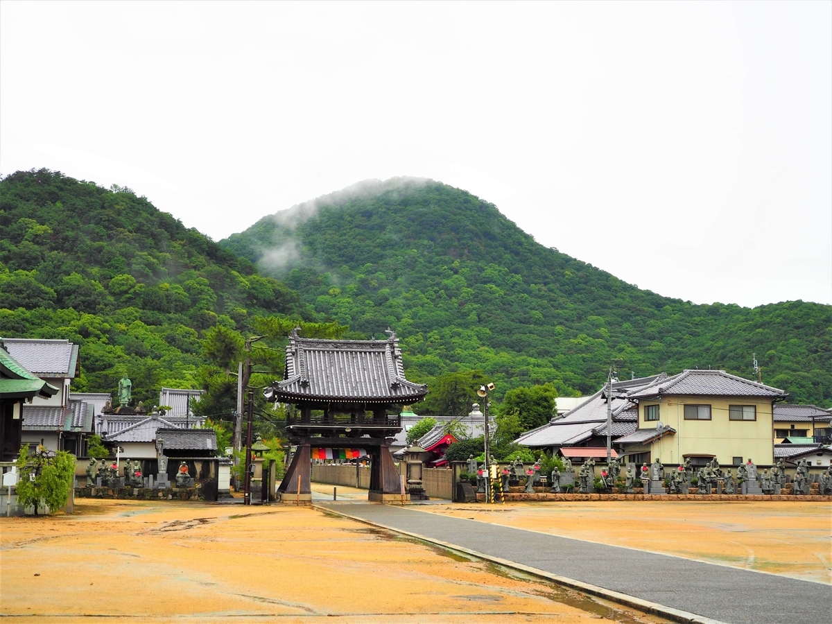 香川らしい風景の中にある中門