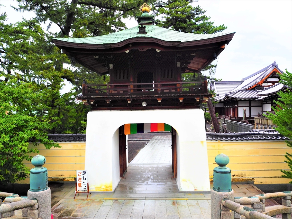 西門にあたる「正覚門（しょうがくもん）」