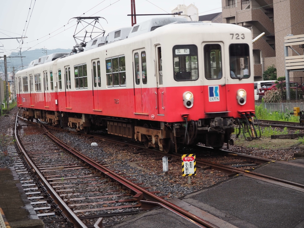 琴電屋島駅に入線する電車