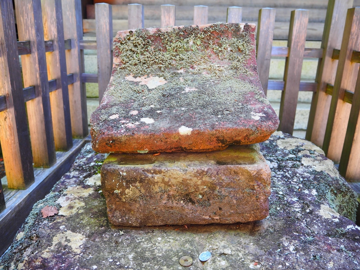 拝殿の前に置かれた美麗石