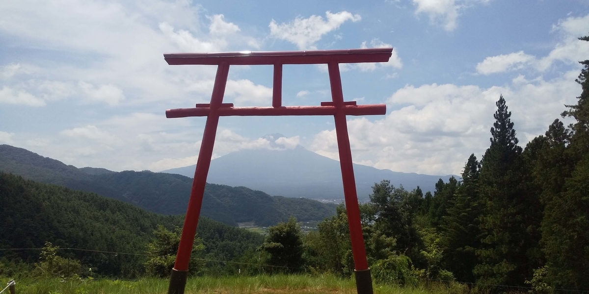 天空の鳥居と背景の冨士山