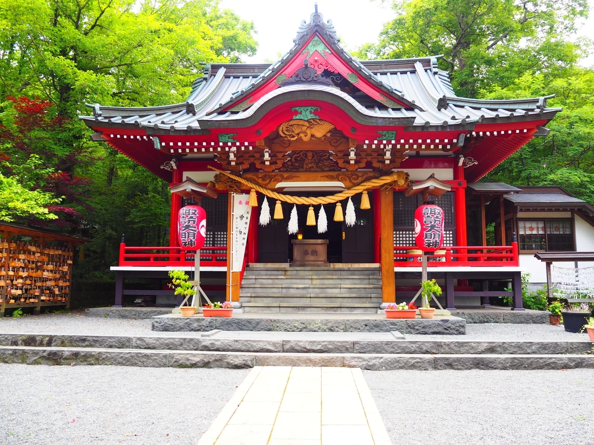 山中諏訪神社の拝殿