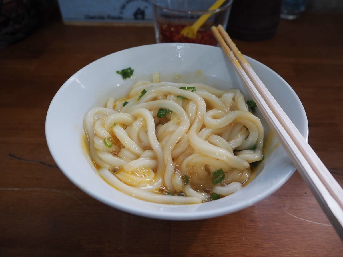 醤油をかけてかき回したうどん