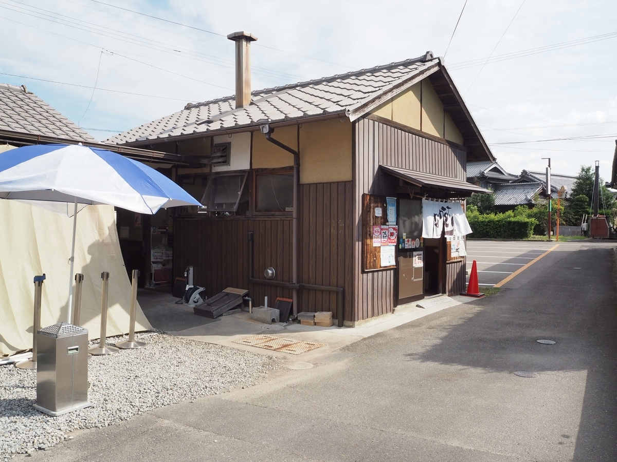 小屋にしか見えないなかむらの店舗