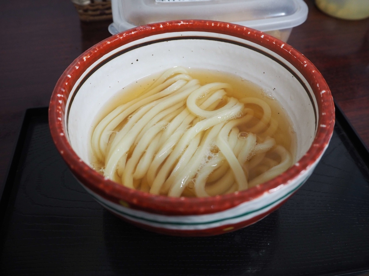 熱いだしを注いだ熱いうどん小