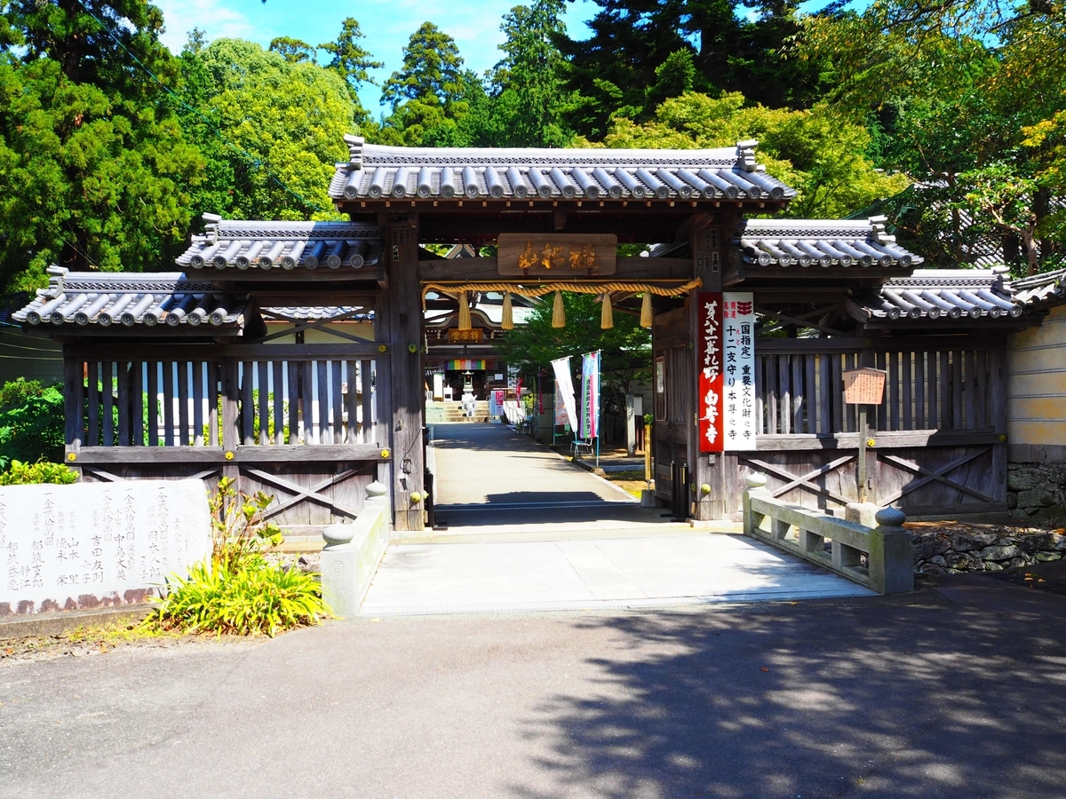 門の左右に2棟の塀を連ねた七棟門