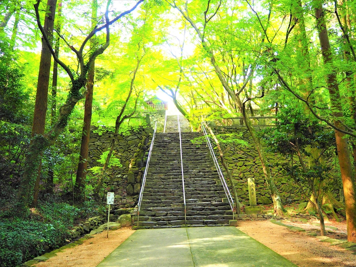 135段の上り階段