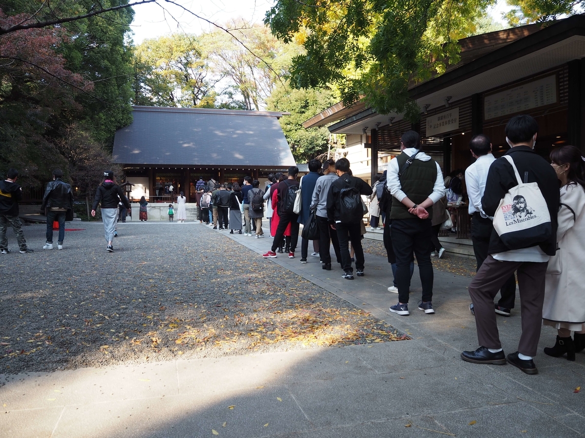 乃木神社の拝殿に並ぶ人々