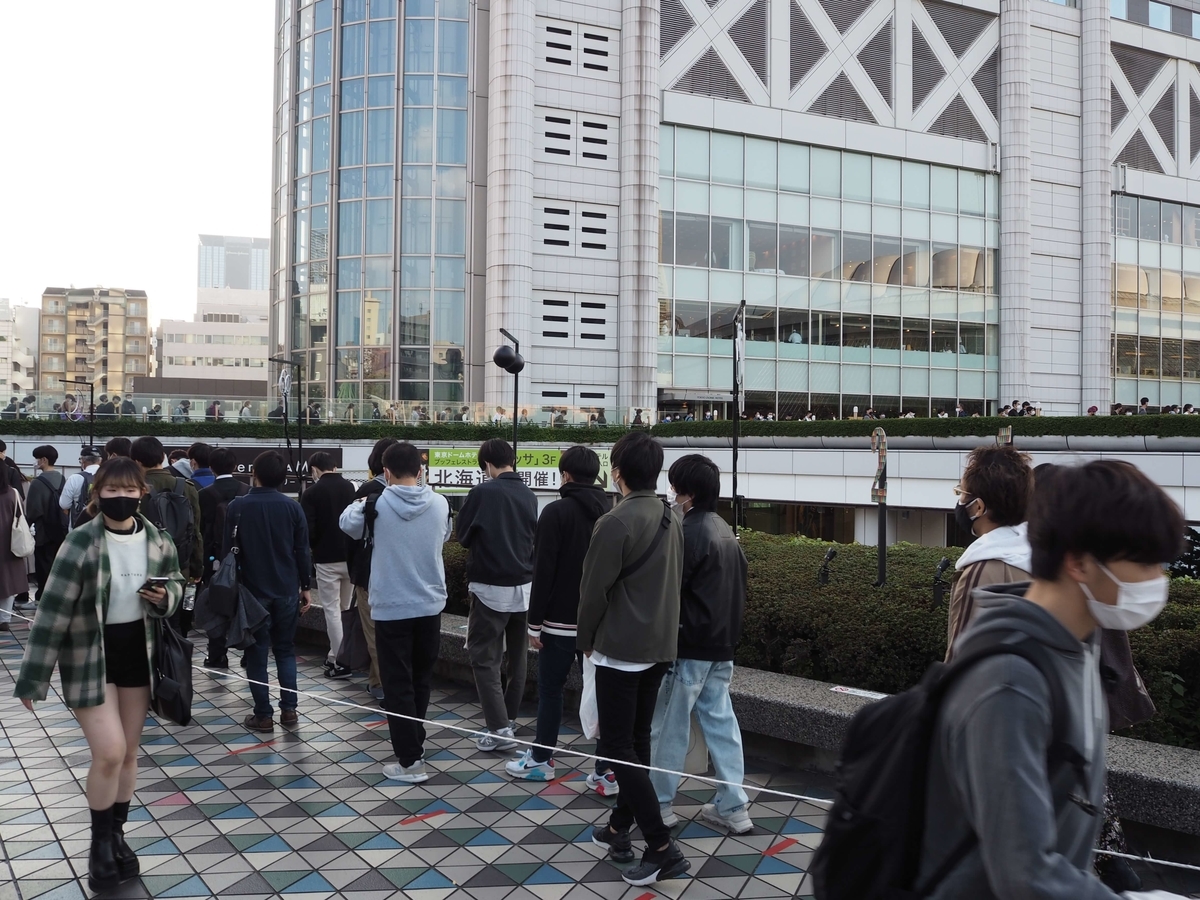 グッズ販売の行列