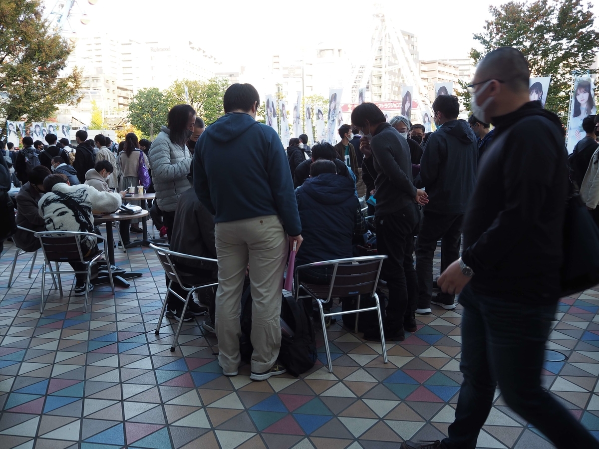 生写真を交換する人々