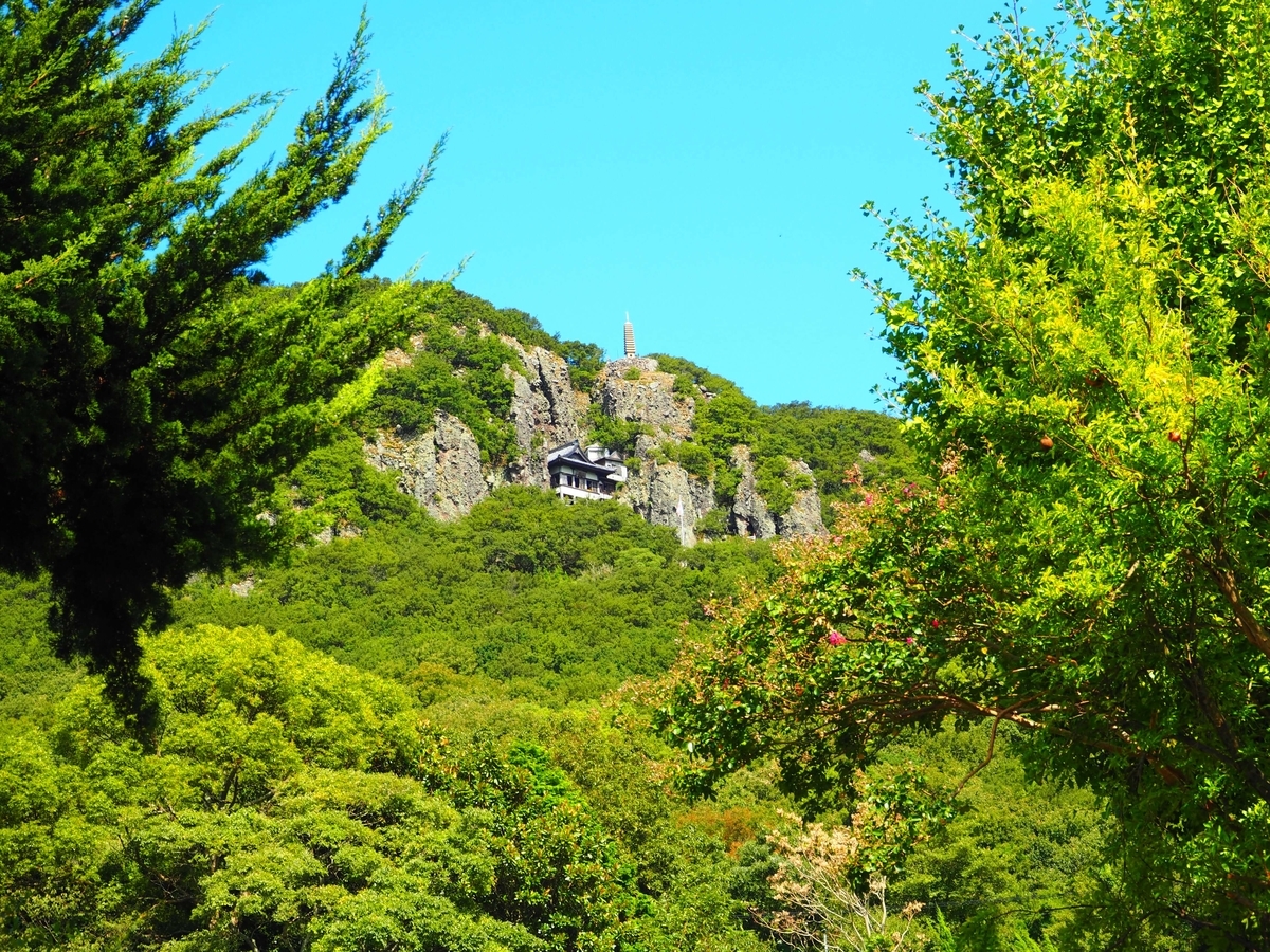 断崖絶壁の中腹にある奥之院笠ヶ瀧