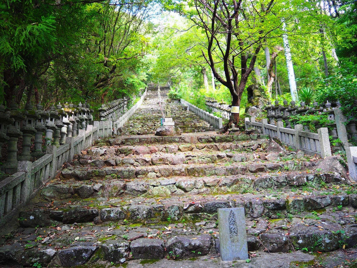 一直線に伸びる階段