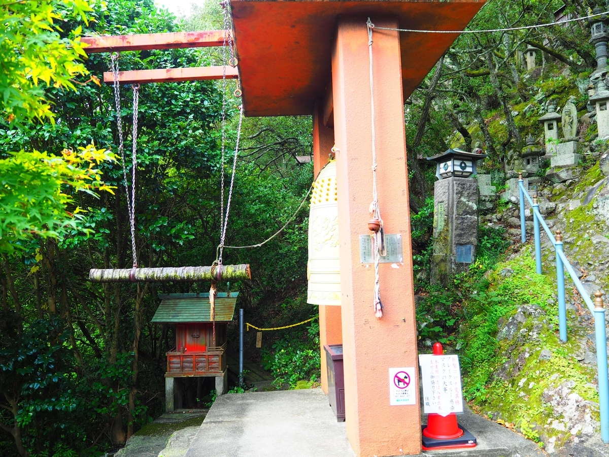 階段を上がりきった場所にある鐘