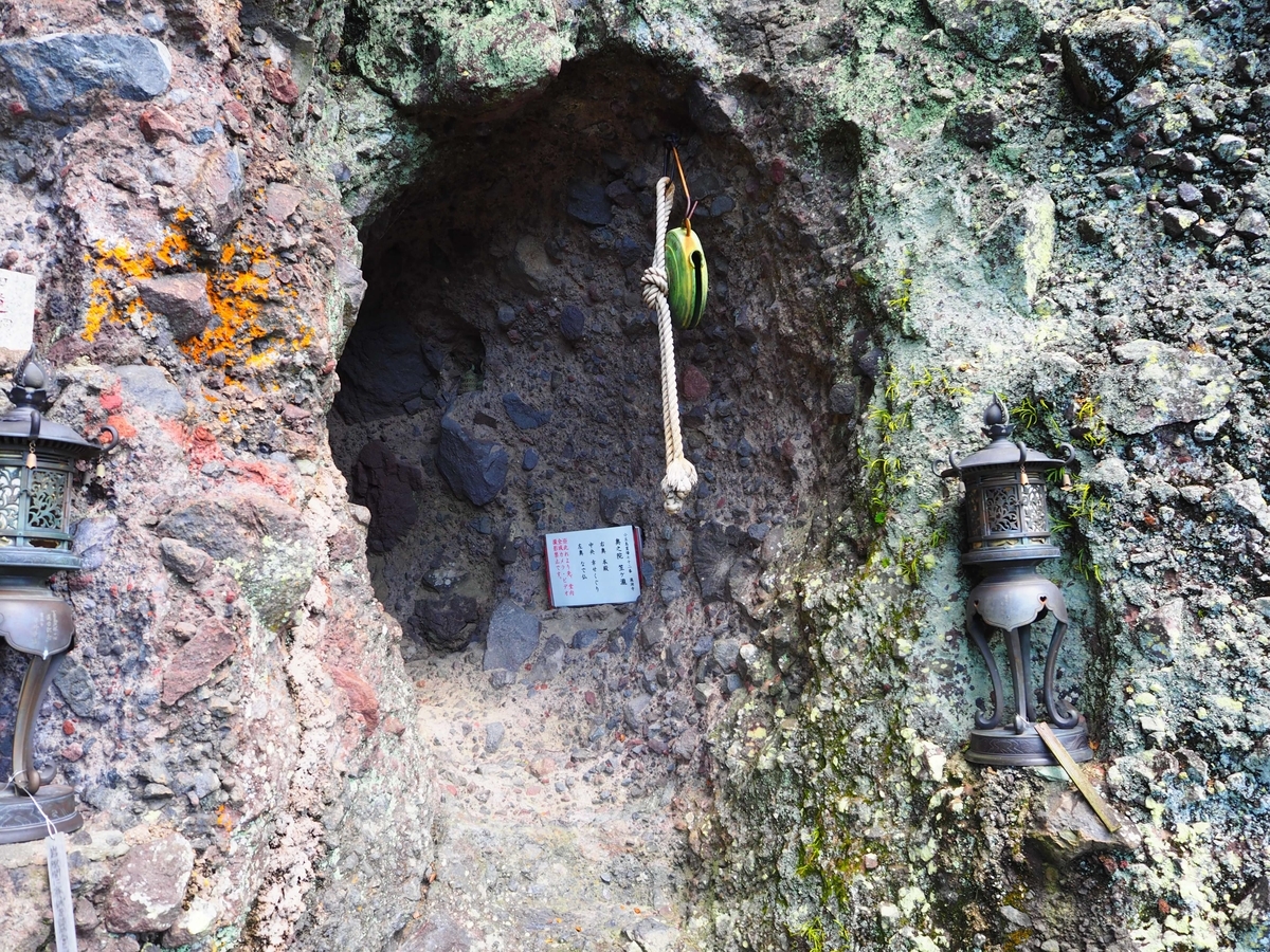 本殿直下の洞穴