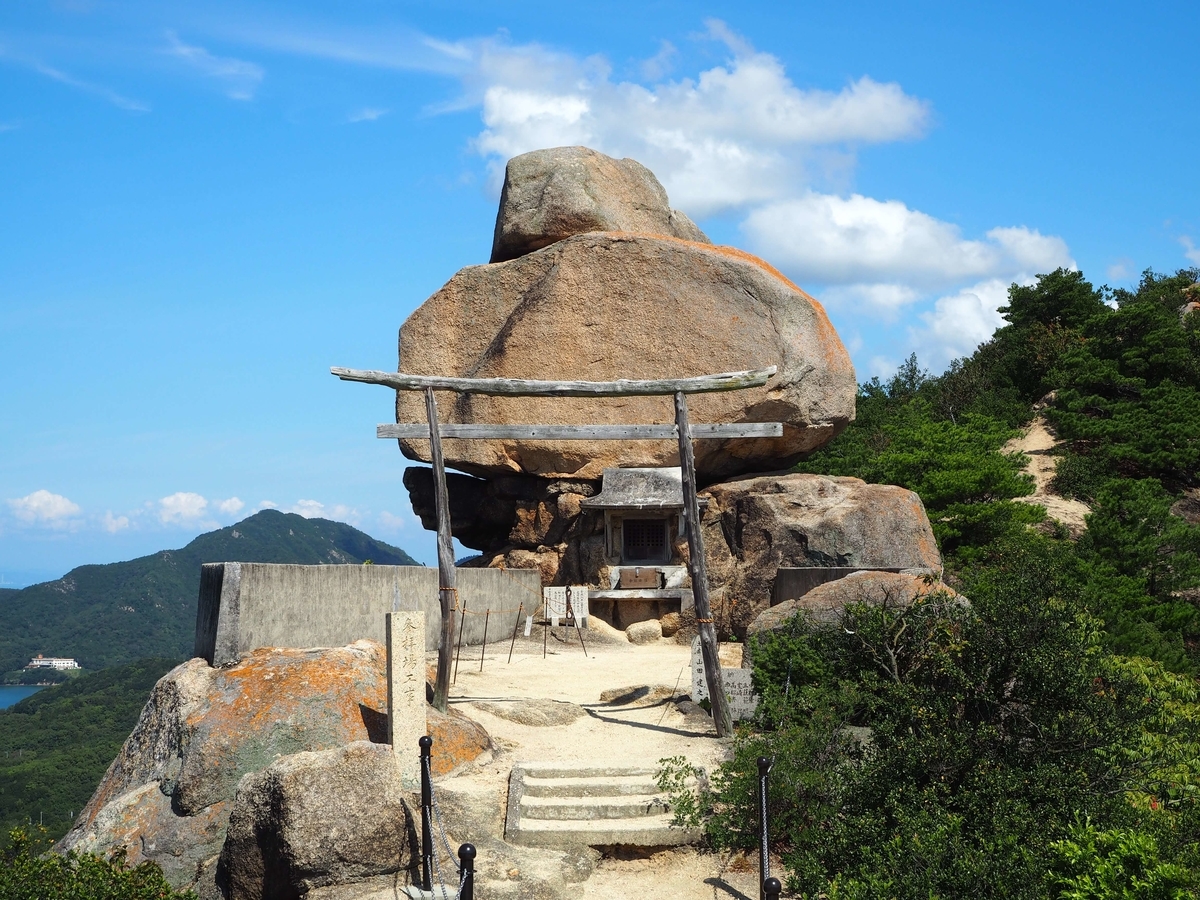 鎖場を上がりきった先にある重岩