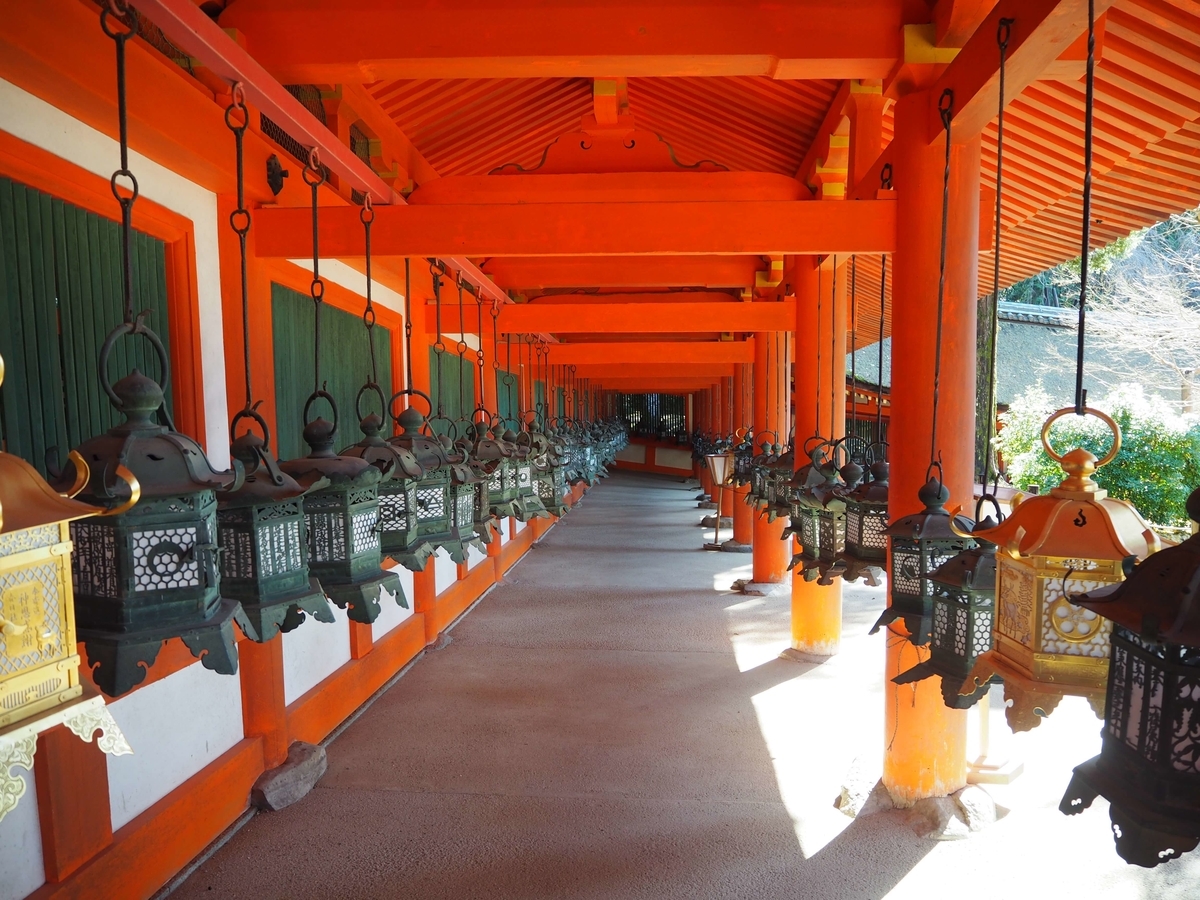 無数の燈籠がつるされた回廊