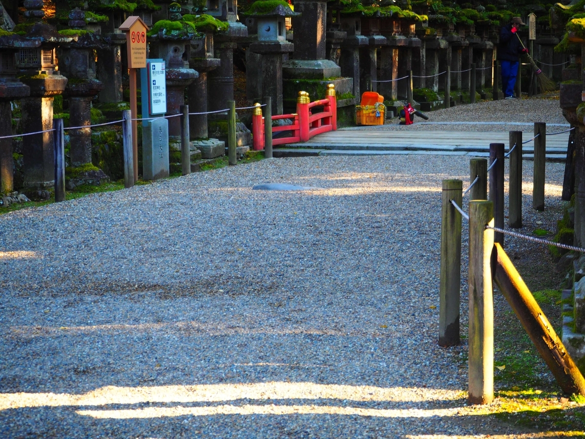 橋の手前にわずかに姿を見せる如意石