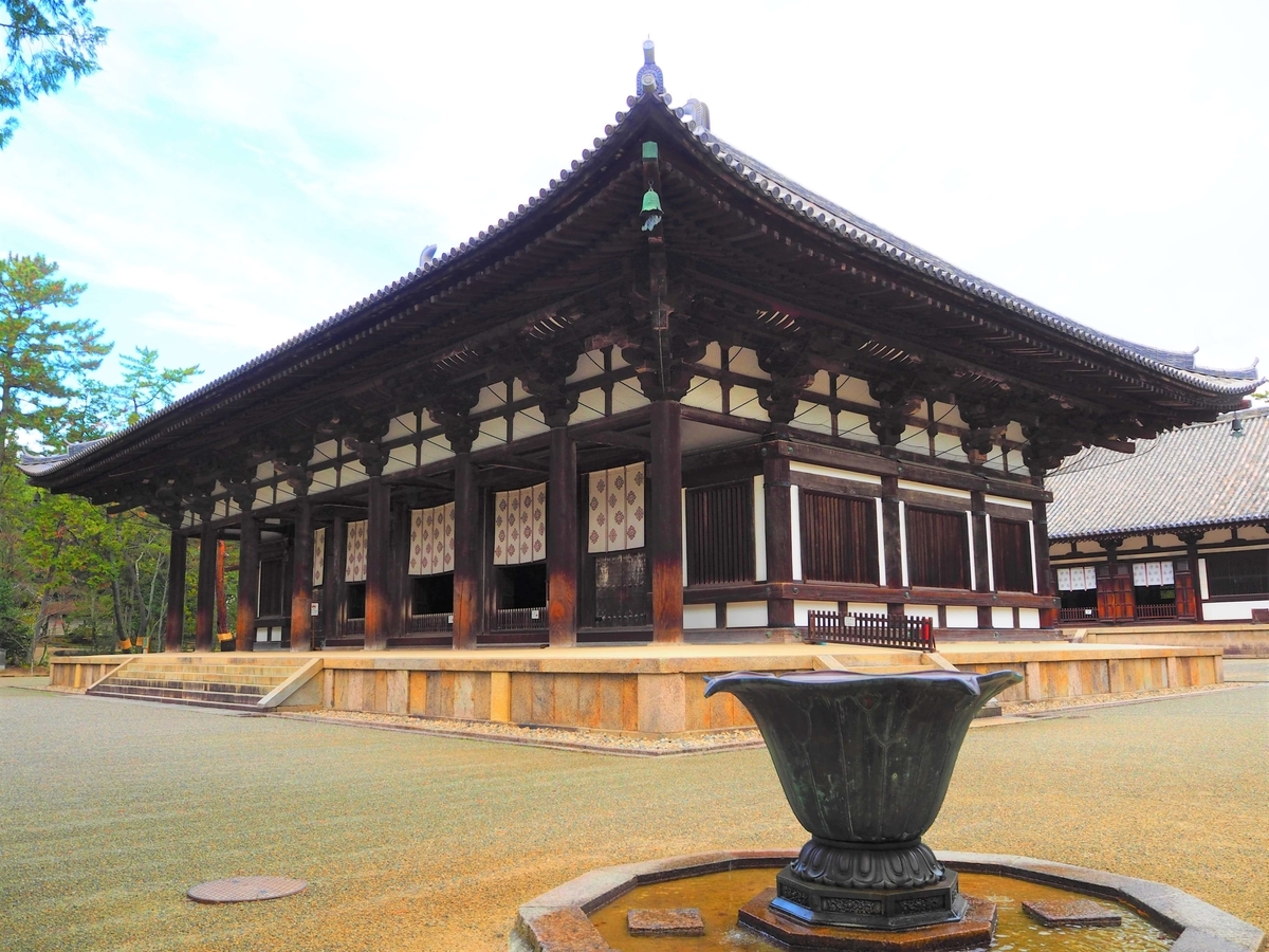 ギリシャ神殿を思わせる構造の金堂