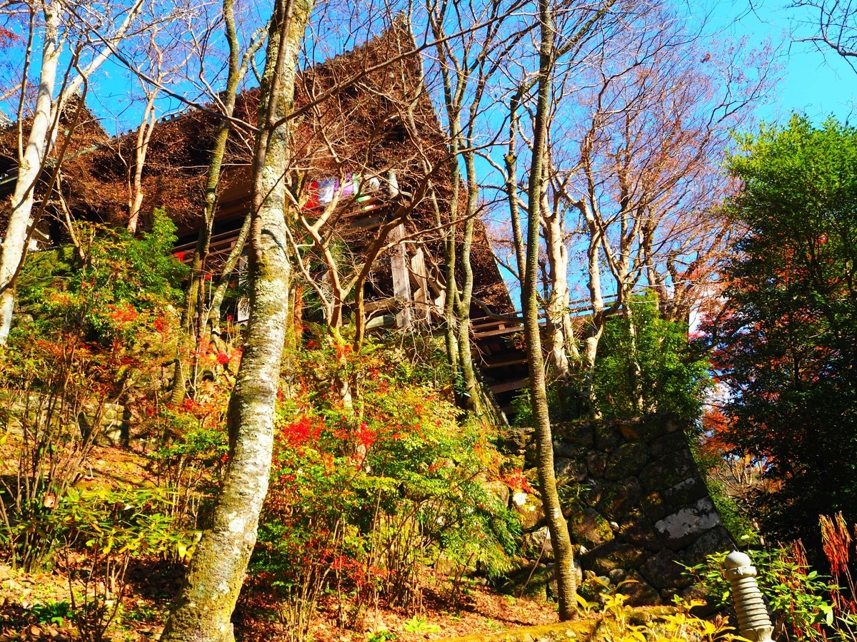 空中にせり出した部隊の下部