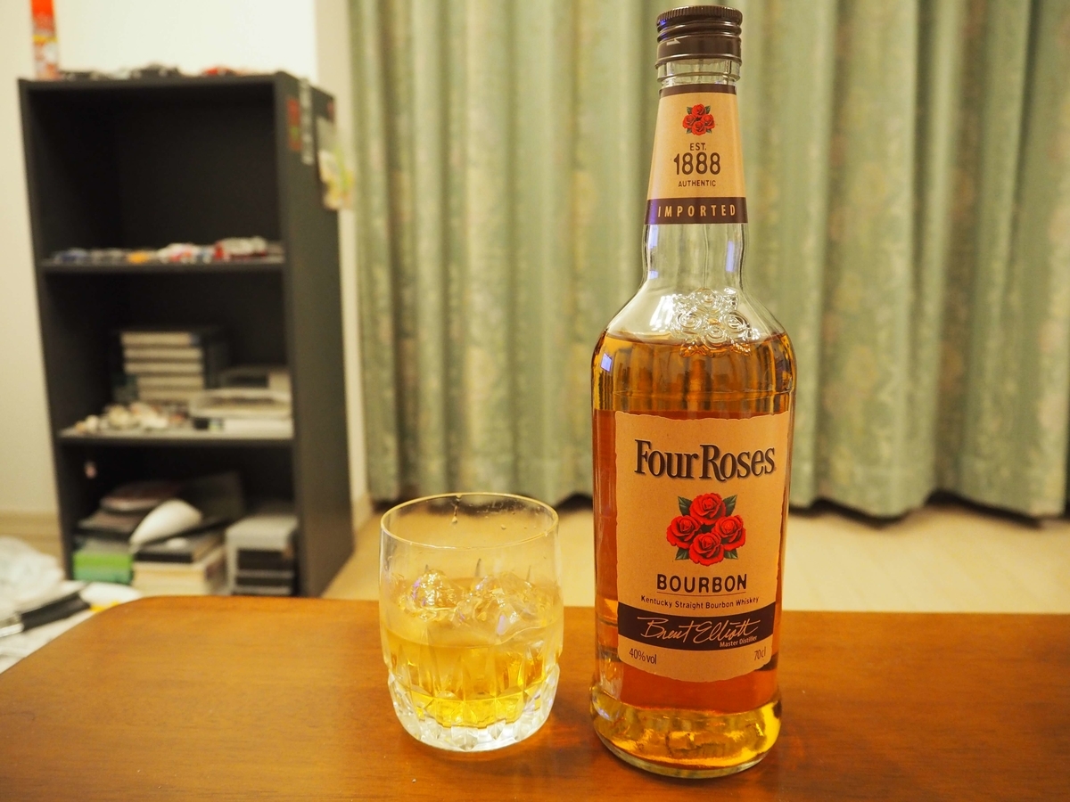 ロックグラスに注がれたフォアローゼスのロック