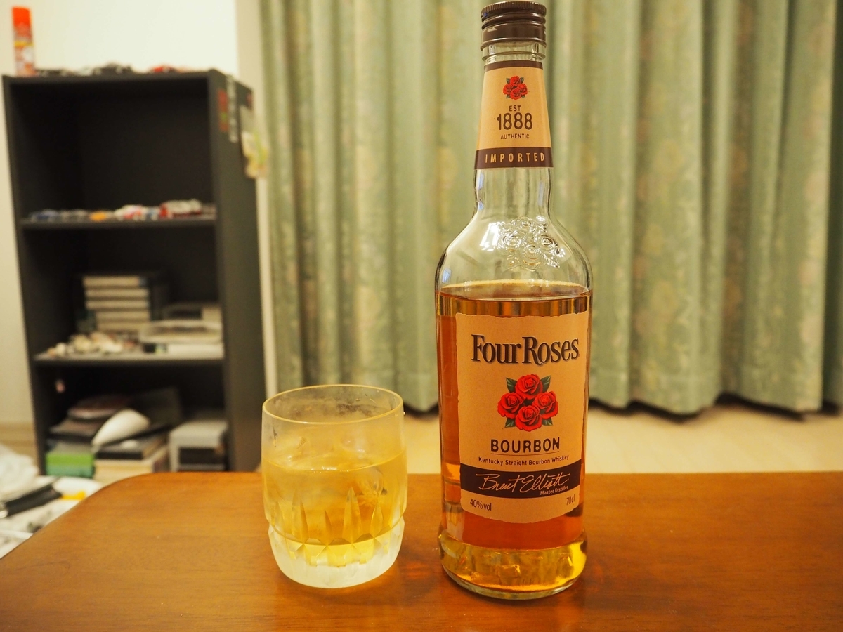 ロックグラスに多めの氷とともに注がれたフォアローゼスのハーフロック