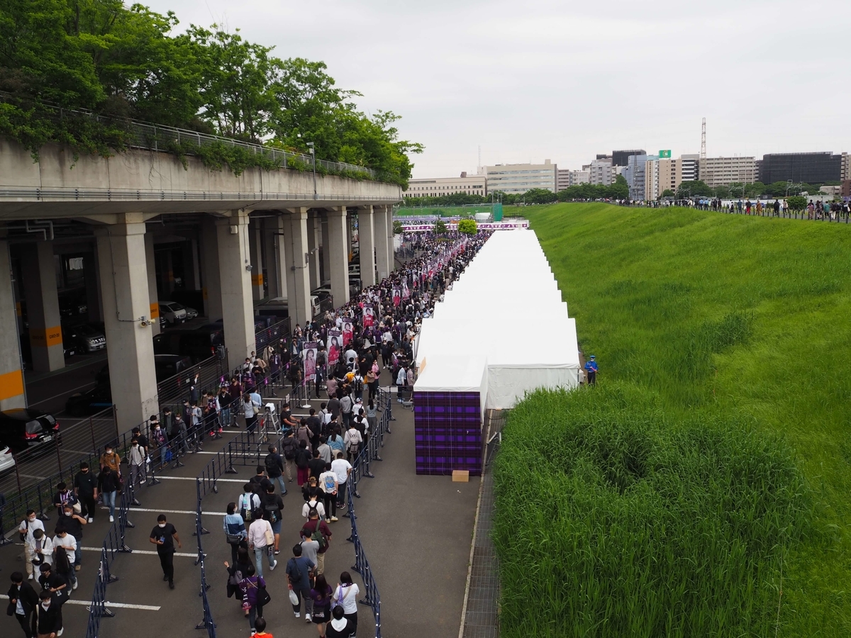 グッズエリアの行列