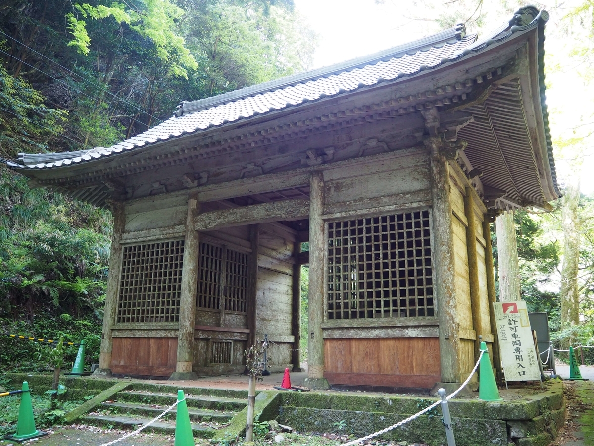 鰐淵寺の仁王門