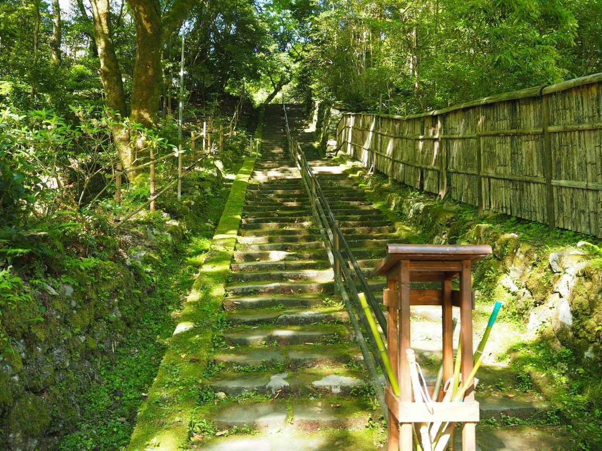 根本堂まで続く石段