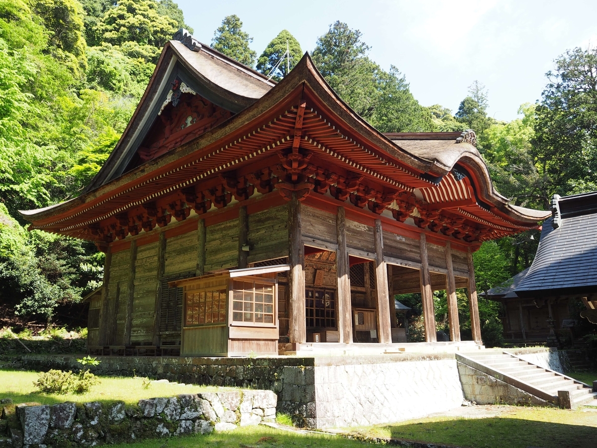 斜め前から見た根本堂