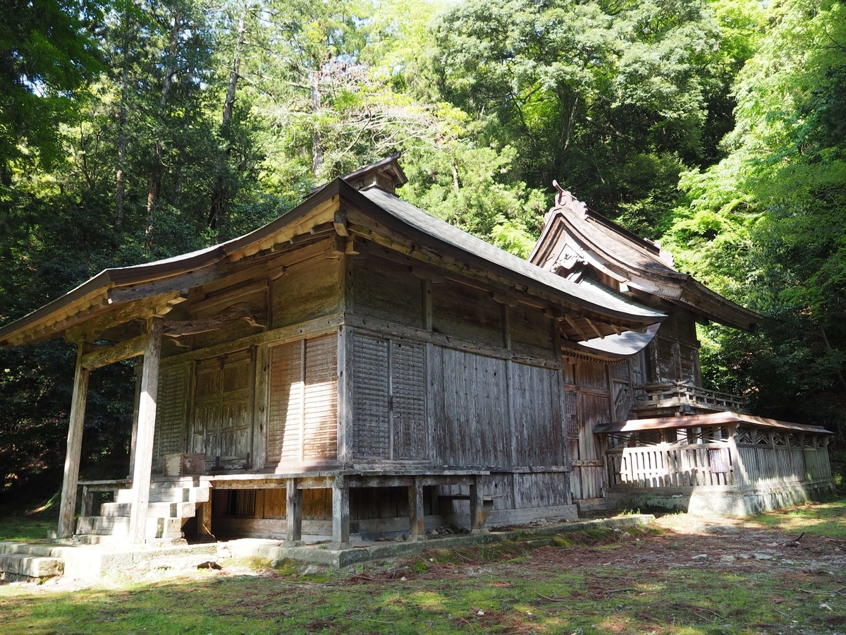 摩陀羅神社の拝殿と本殿