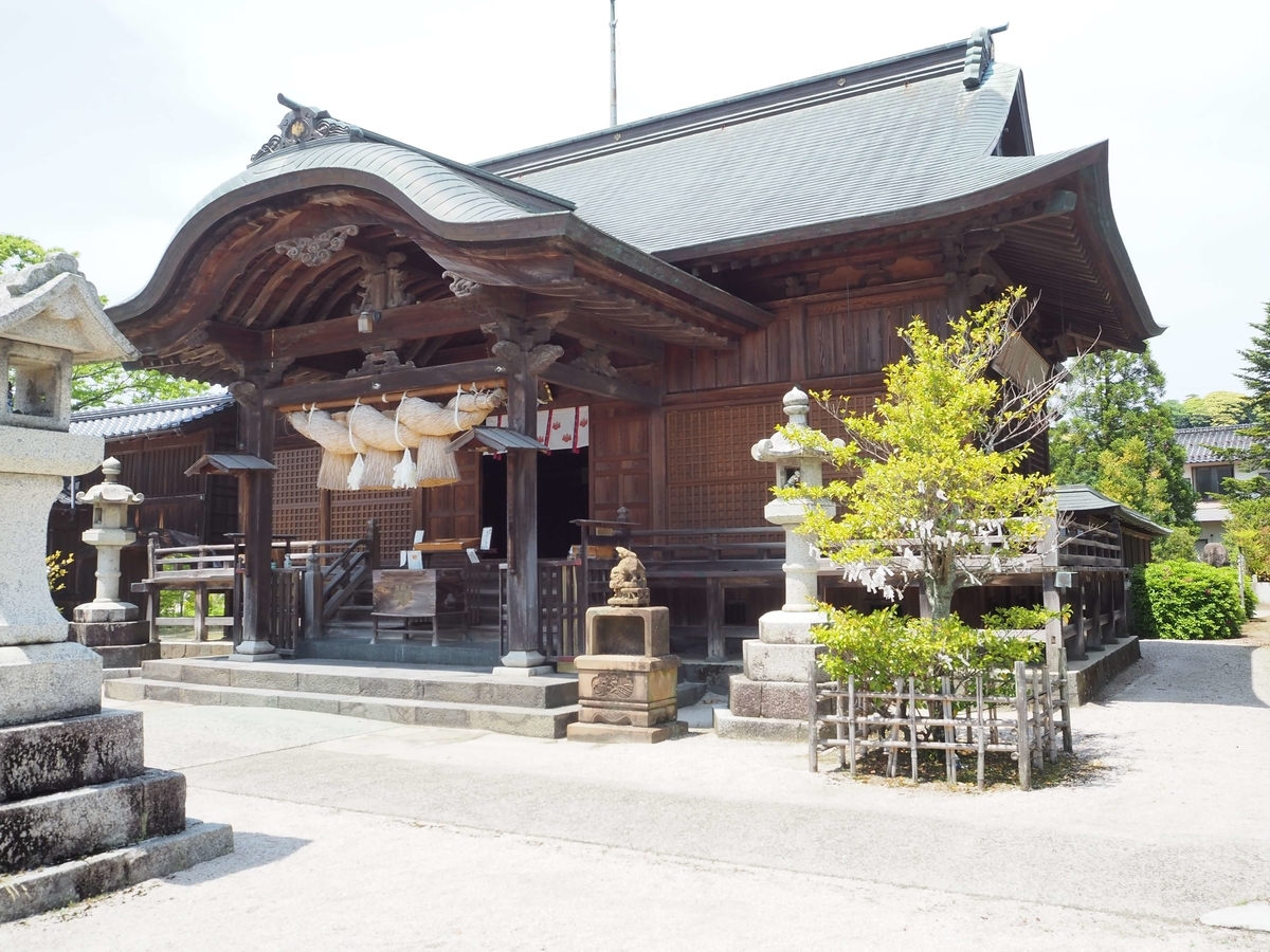 斜め前から見た宇美神社の拝殿