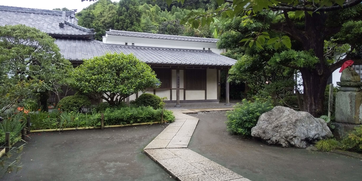 本堂向かって右手の寺務所