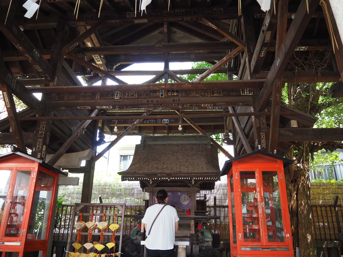 被官稲荷社の覆屋