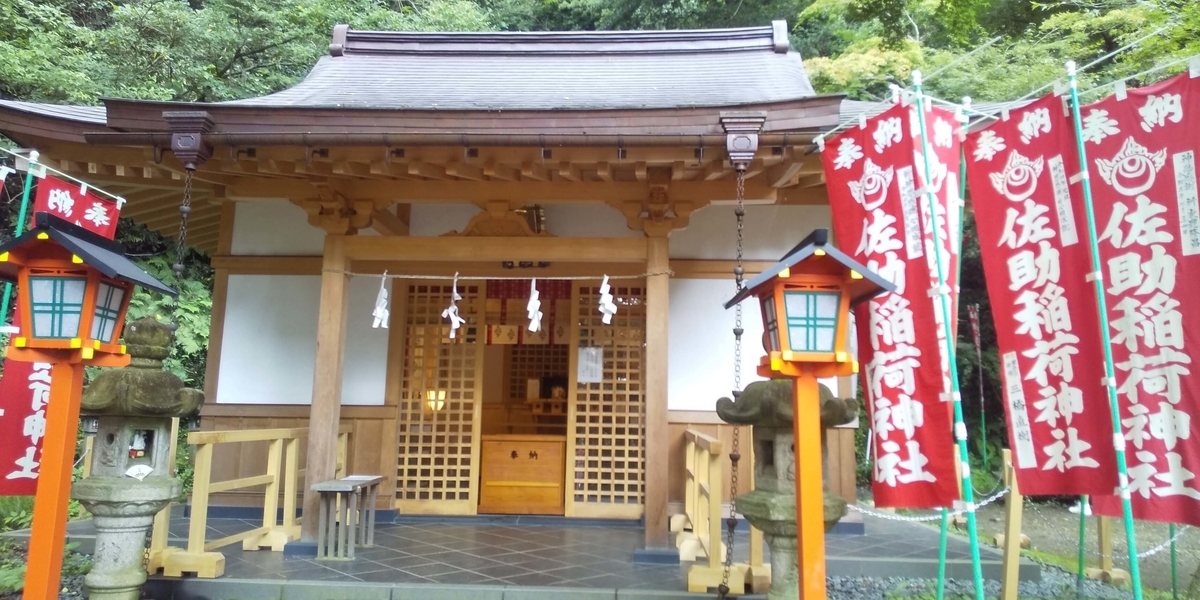 真新しい奇麗な拝殿