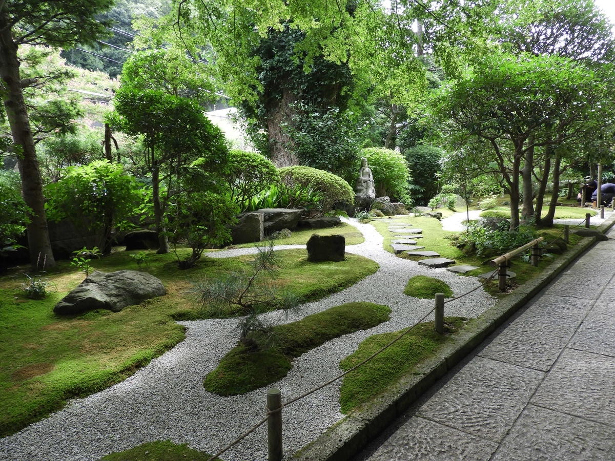 参道脇の日本庭園