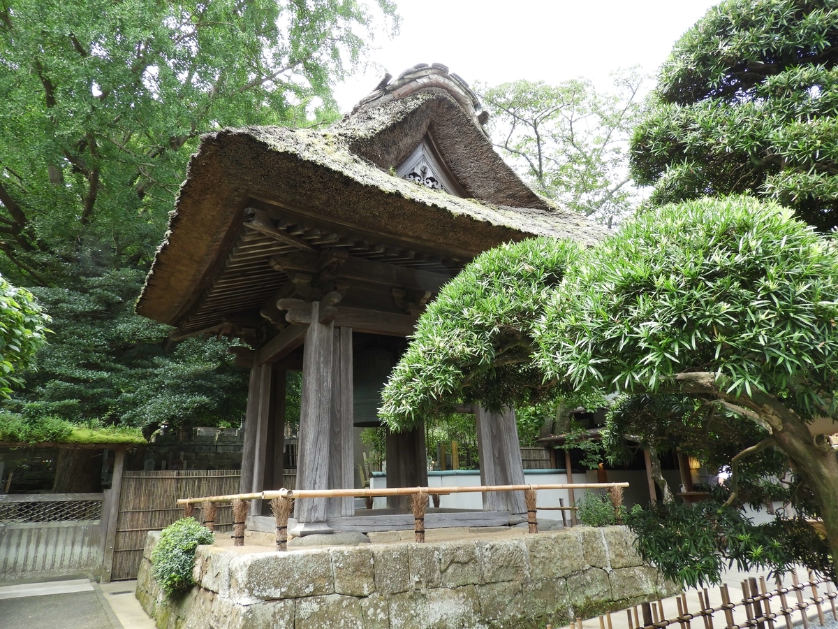 茅葺き屋根の鐘楼