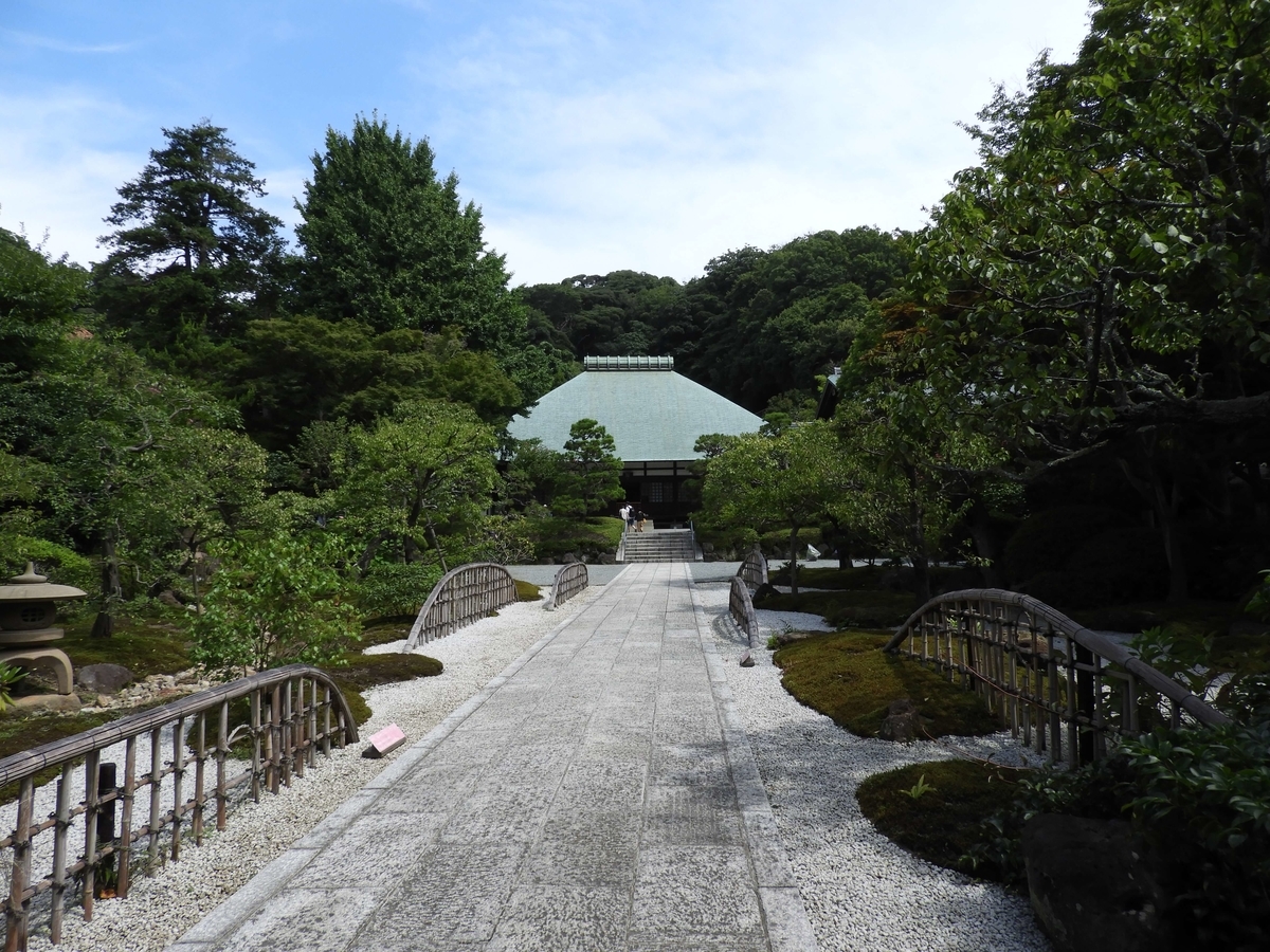 総門から本堂に伸びる参道